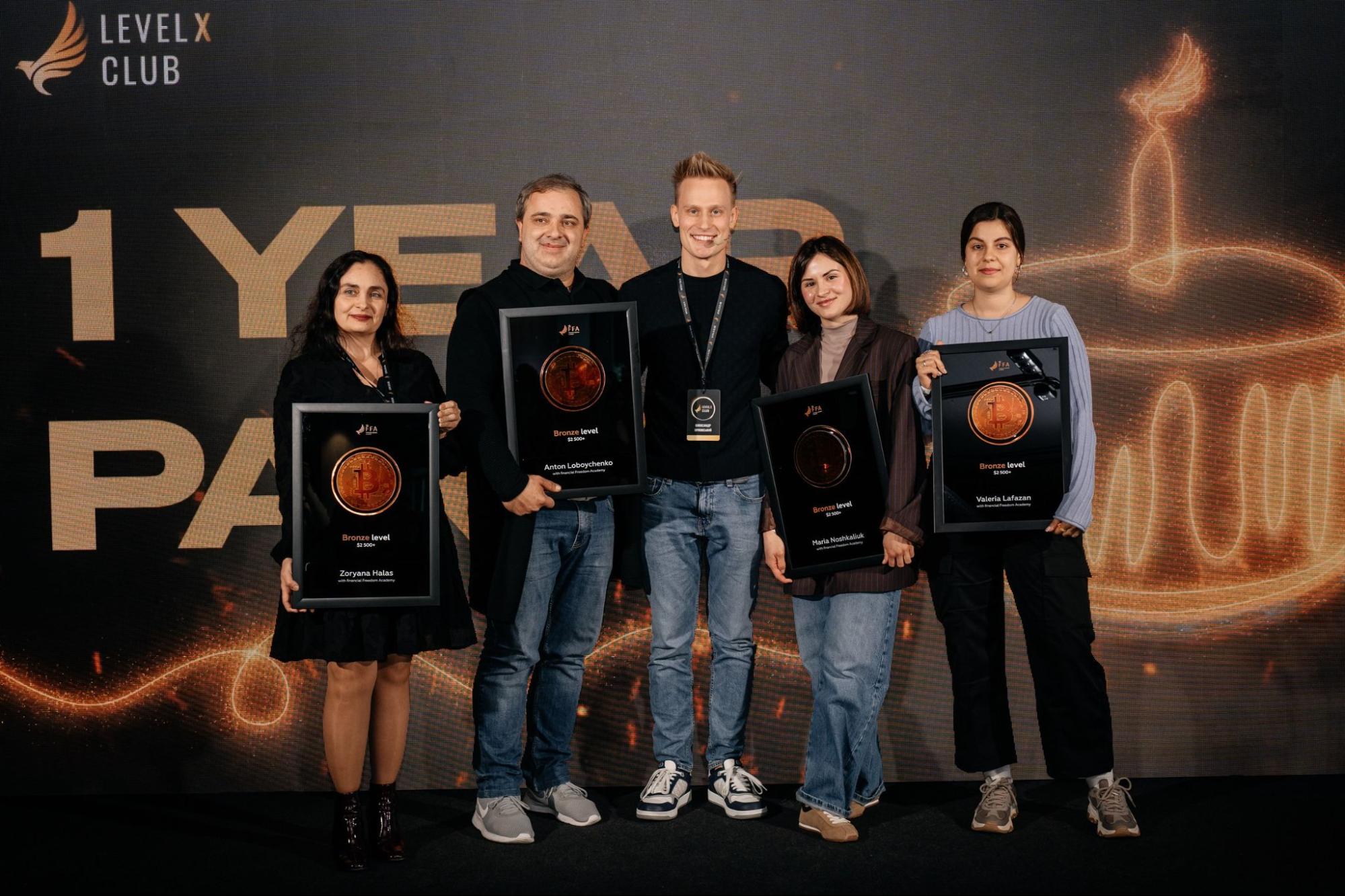 Olexandr Orlovskyi with FFA students photo